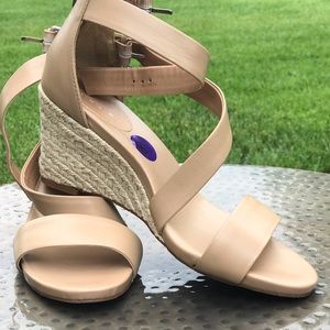 NWO TAGS  TAHARI WEDGE Shoe 8.5 Tan /Ankle close.